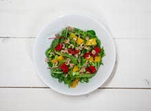 Dertig bloggers deelden hun favoriete saladerecept, zodat jij die thuis ook gemakkelijk kunt maken. Proef de frisse garnalensalade van Lovely by Lucy.