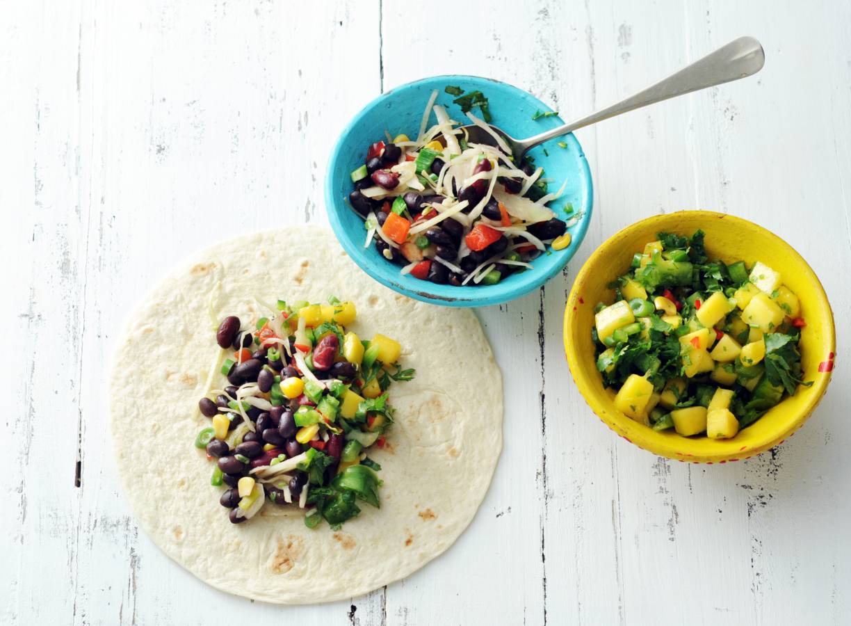 Burrito met bonen-groentechili en mole