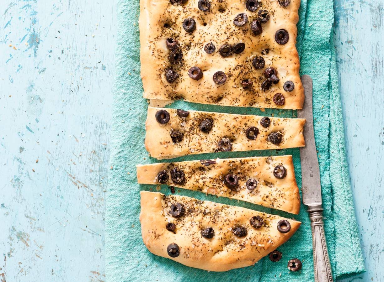 Focaccia met olijven maken