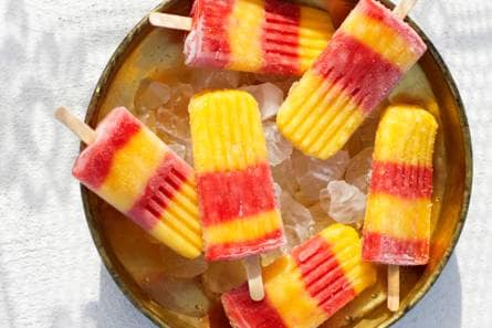 Fruitijsjes van mango en frambozen (paletas)