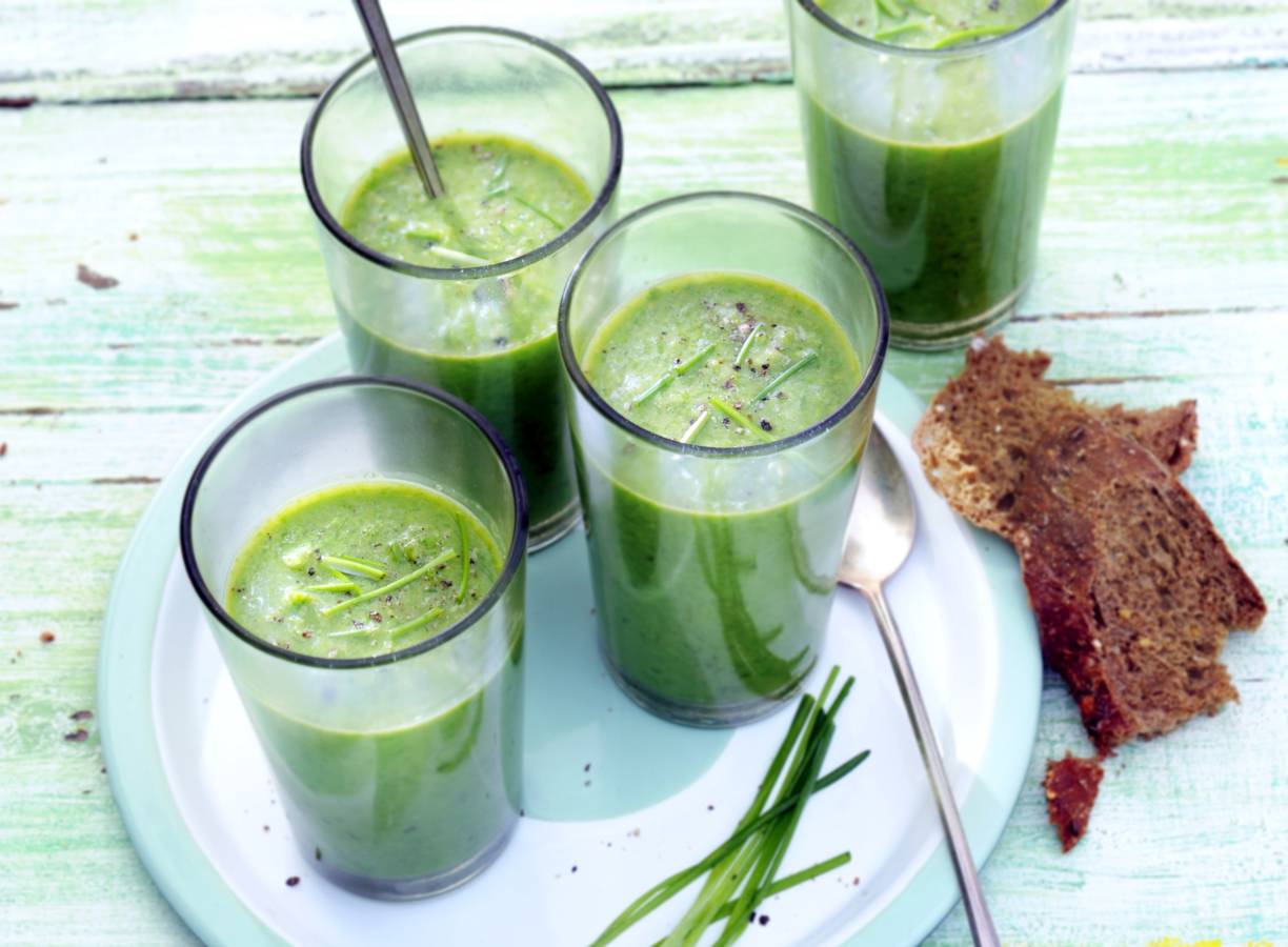 Gazpacho van kropsla, tuinerwten & bieslook