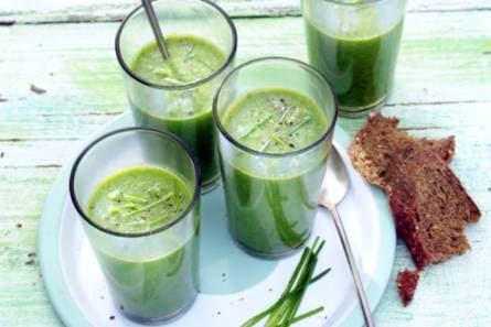 Gazpacho van kropsla, tuinerwten & bieslook