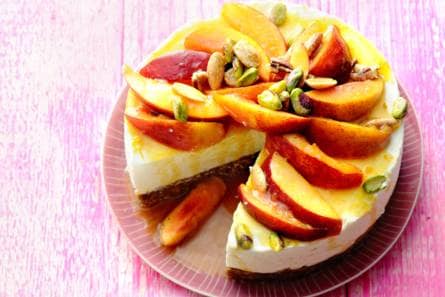 Nectarinecheesecake met dadel-notenbodem