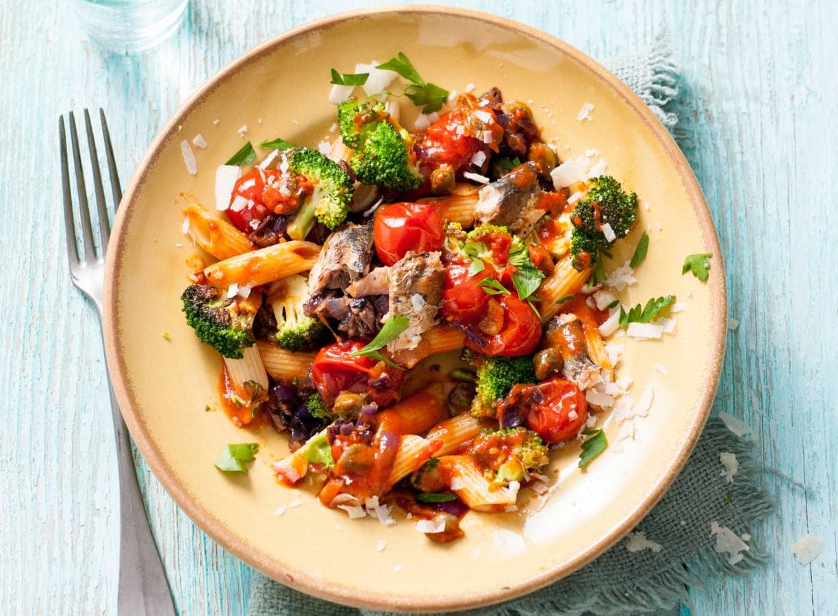 Pasta met sardines, tomaat en broccoli