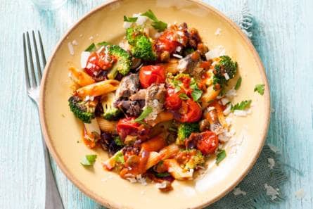 Pasta met sardines, tomaat en broccoli