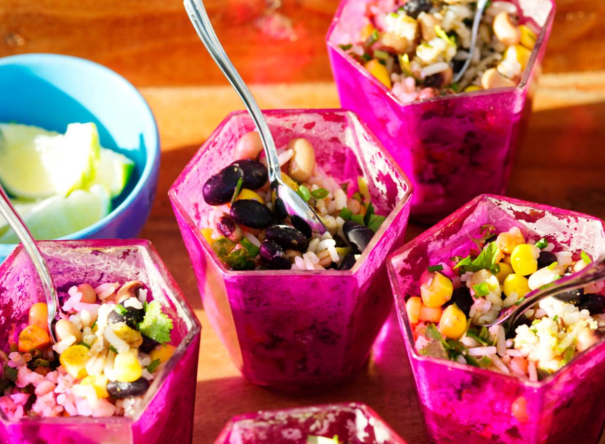 Rijst-bonensalade met mais en kruiden