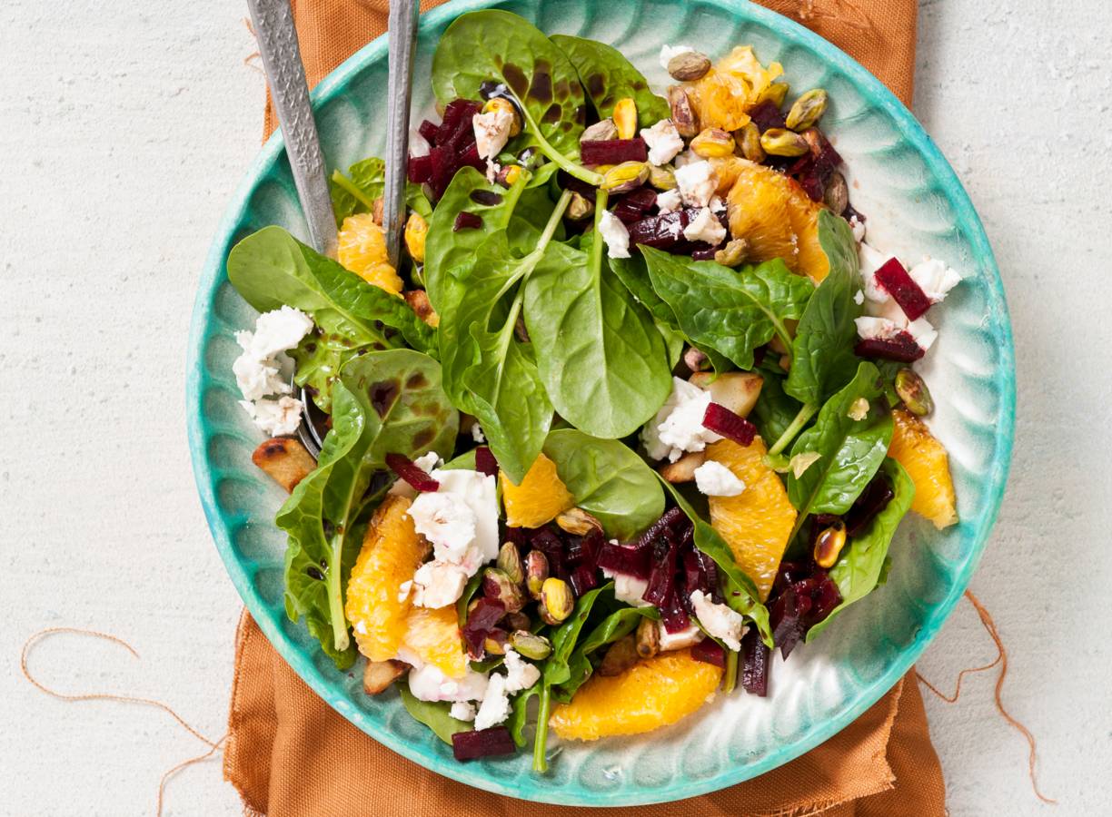 Spinazie-bietensalade met feta en sinaasappel