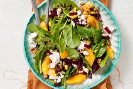 Spinazie-bietensalade met feta en sinaasappel