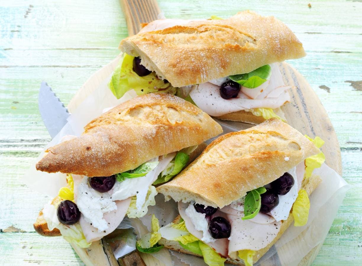 Stokbrood met mozzarella, kip & kersen