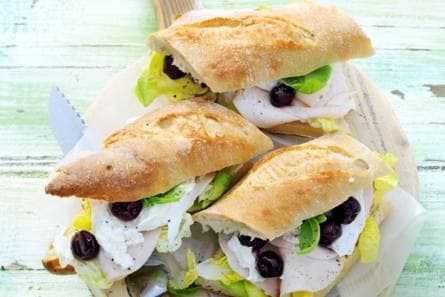 Stokbrood met mozzarella, kip & kersen