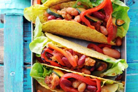 Taco's met worst, paprika en courgette