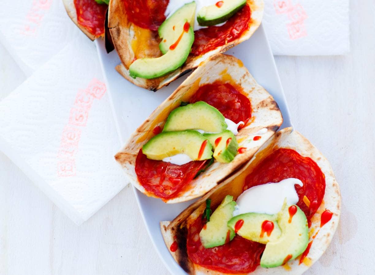 Tortillapizza's met chorizo & avocado
