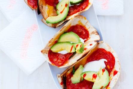 Tortillapizza's met chorizo & avocado
