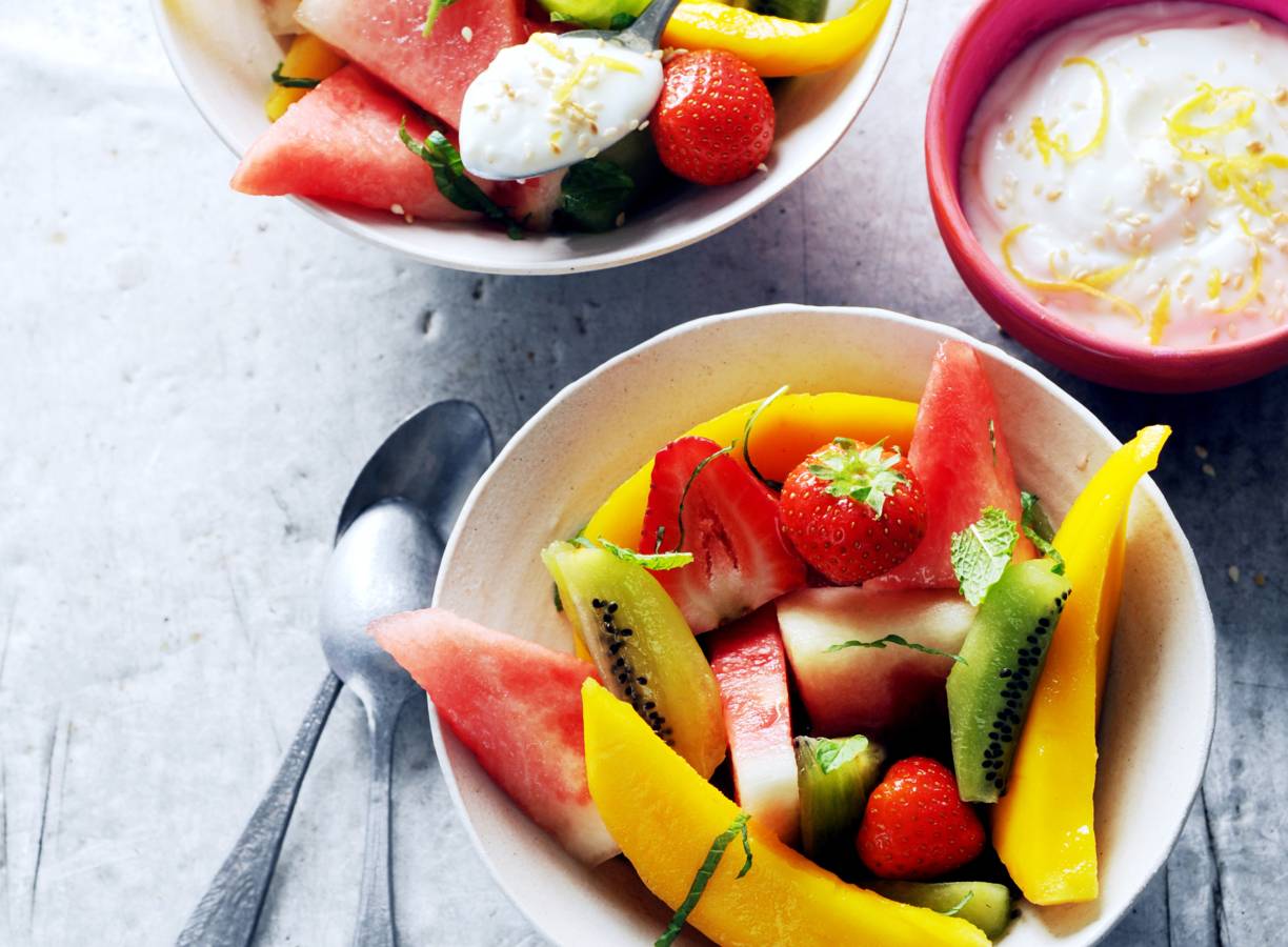 Zomerfruit met citroen-sesam-kwarkdip
