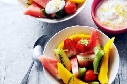 Zomerfruit met citroen-sesam-kwarkdip