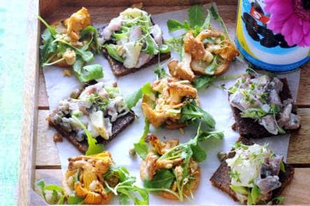 Bruschette met cantharellen en rucola