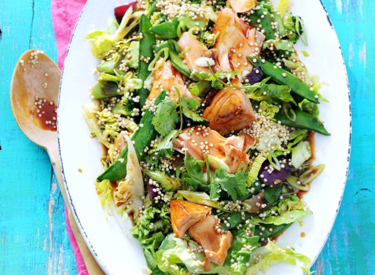 Maaltijdsalade met quinoa, soja, zalm en Japanse roerbak