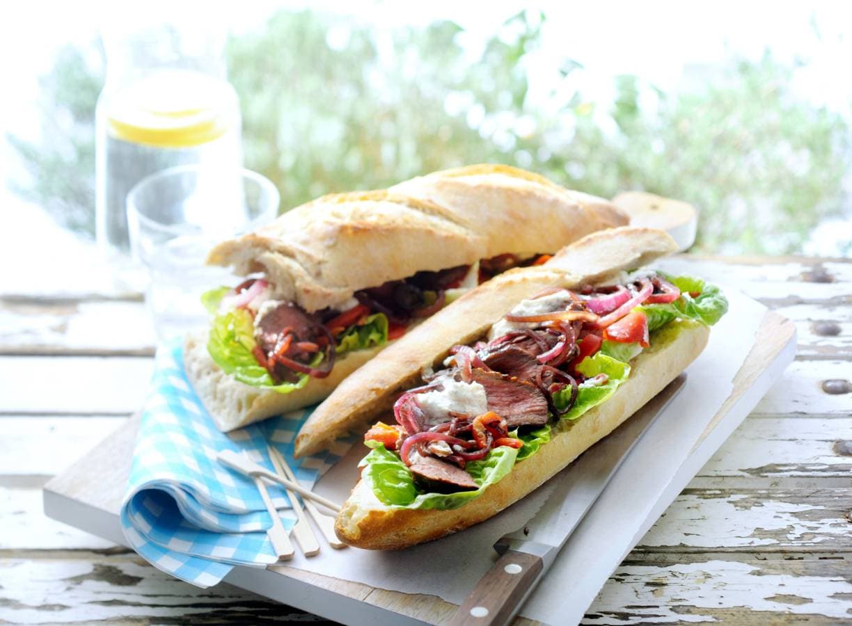 Steakstokbrood met rode ui en mierikswortel