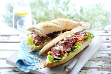 Steakstokbrood met rode ui en mierikswortel