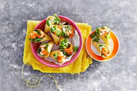 Tacocones met garnalen en paprikasaus