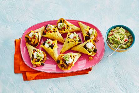 Tacocones met zwartebonenchili, cheddar en guacamole