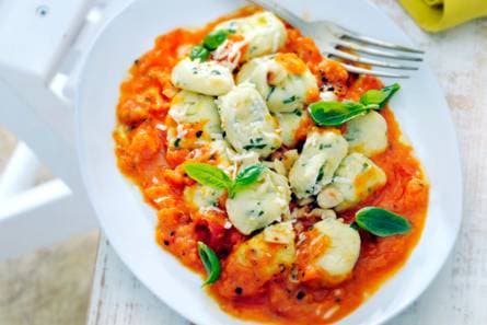 Gnocchi met hazelnoten in tomatensaus