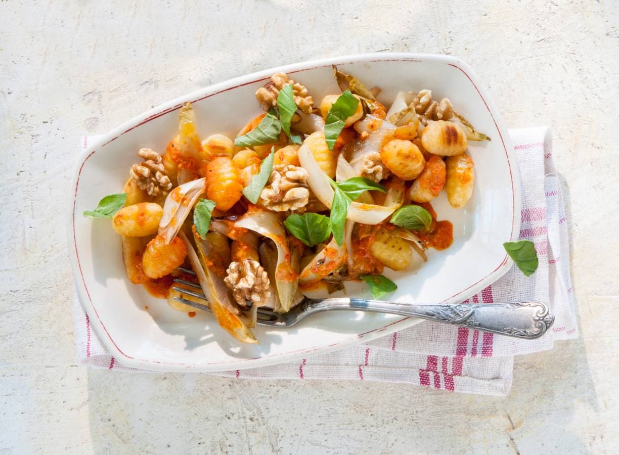Gnocchi met walnoten, witlof & basilicum