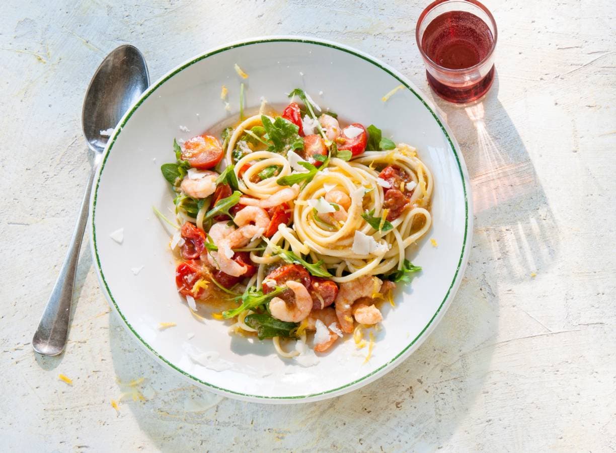 Linguine met garnalen, romaatjes & rucola