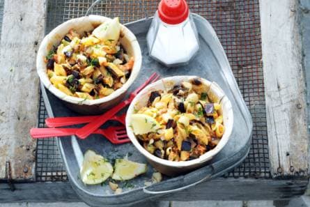 Pastasalade met aubergine en macadamiamix