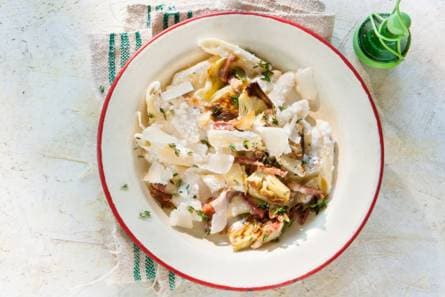 Penne met artisjok, ricotta en spek