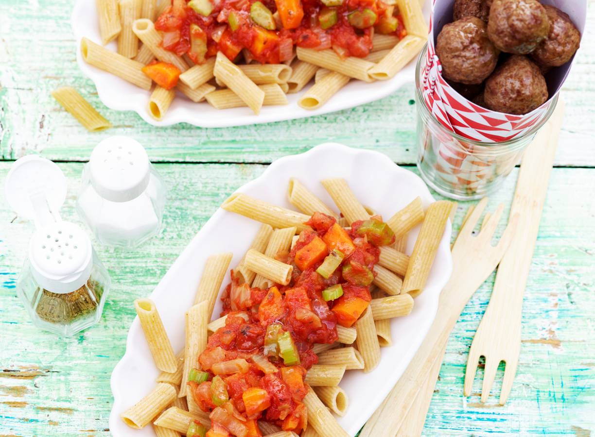 Penne met tomatensaus en tartaarballetjes