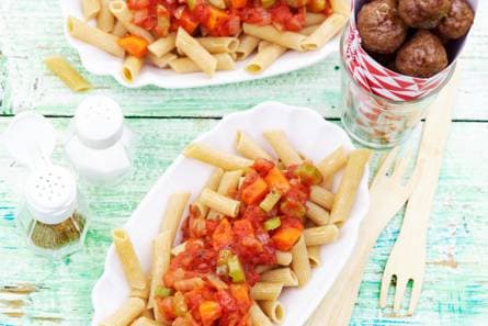 Penne met tomatensaus en tartaarballetjes