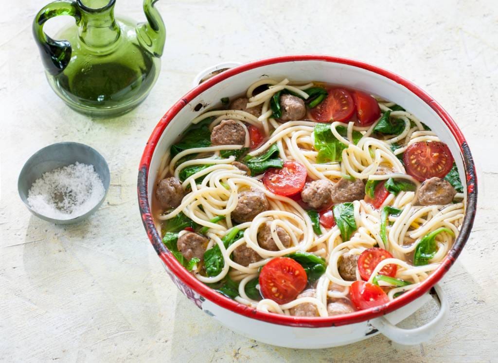 Spaghetti met spinazie, gehaktballetjes en tomaat