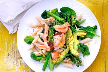 Spelt­pas­ta met avo­ca­do en zalm