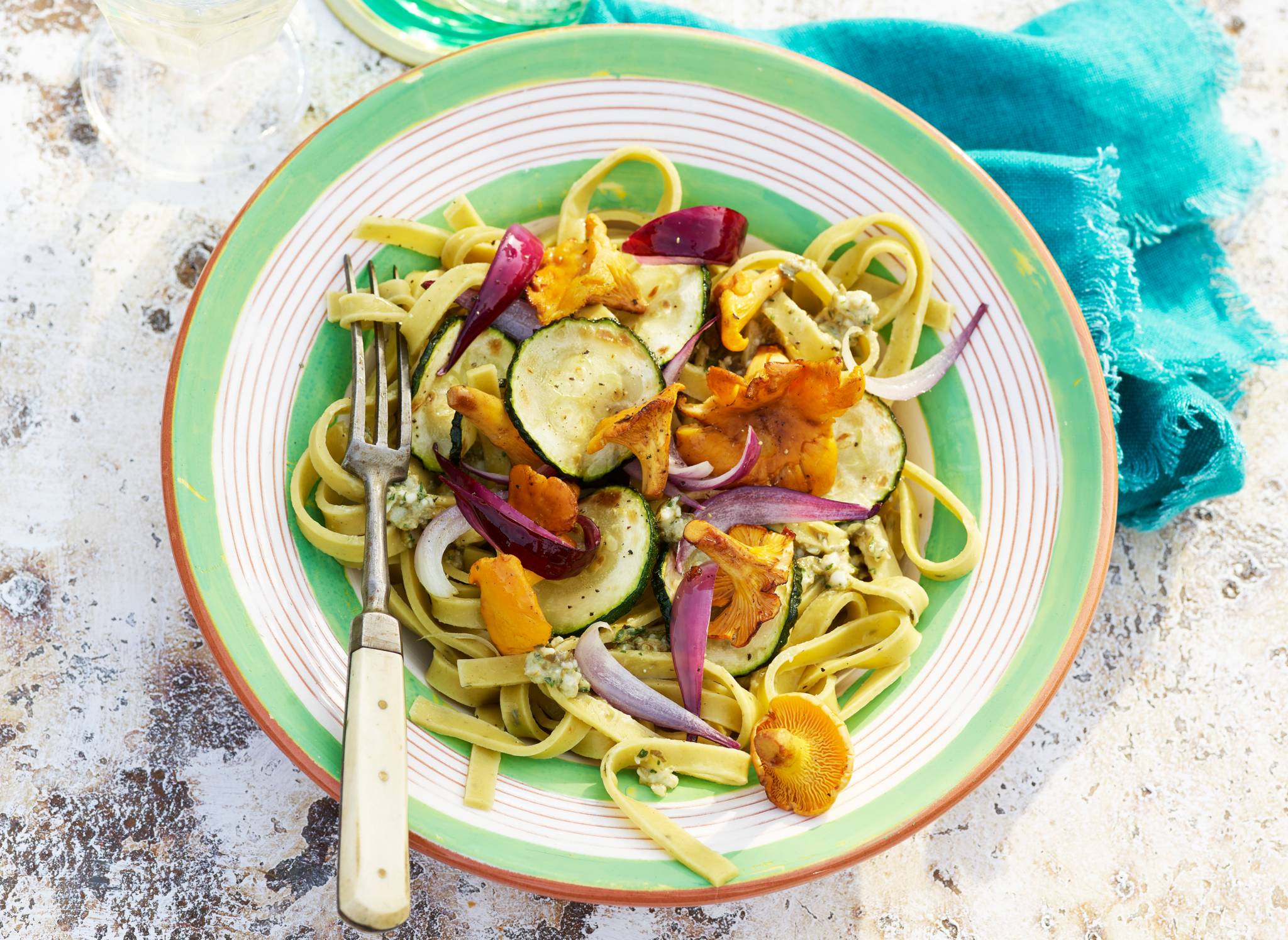 Tagliatelle met cantharellen, ui & courgette recept Allerhande