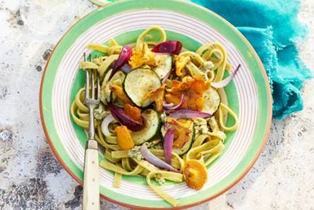 Tagliatelle met cantharellen, ui & courgette