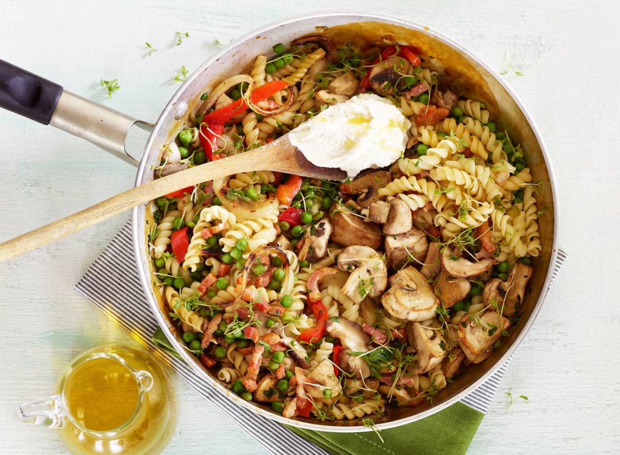 Wokpasta met spek en paddenstoelen
