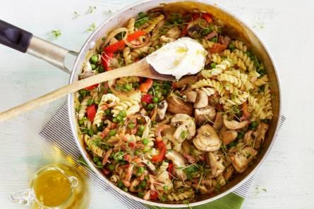 Wokpasta met spek en paddenstoelen