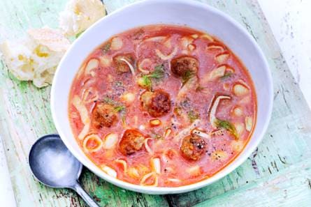 Tomaten-venkelsoep met balletjes