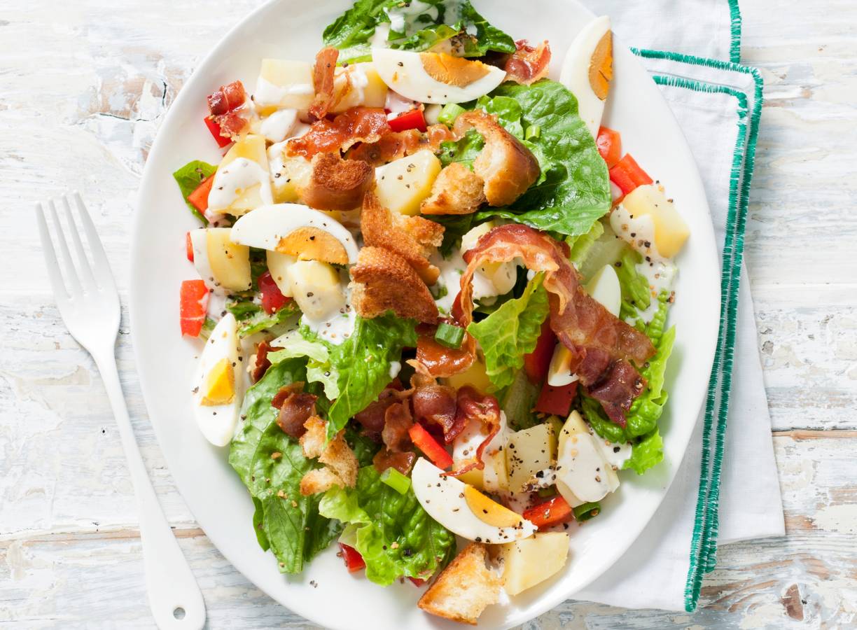 Caesarsalade van romainesla met aardappel en ei