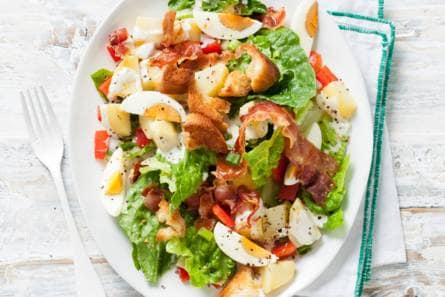 Caesarsalade van romainesla met aardappel en ei