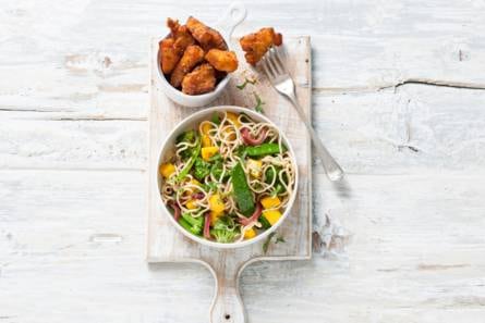 Roerbaknoedels met broccoli, mango en kibbeling