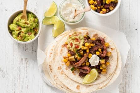 Mexicaanse tostada’s met biefstuk, guacamole en crème fraîche