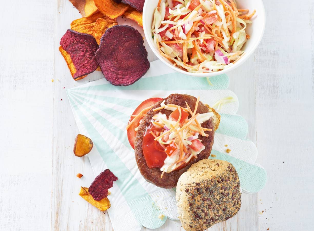 American burger met coleslaw