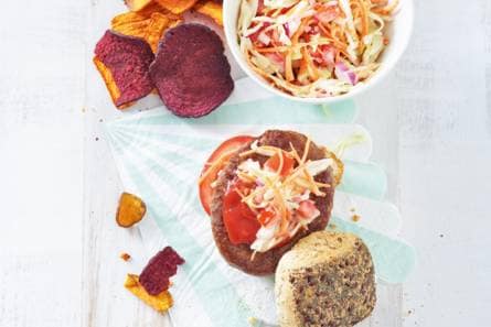 American burger met coleslaw