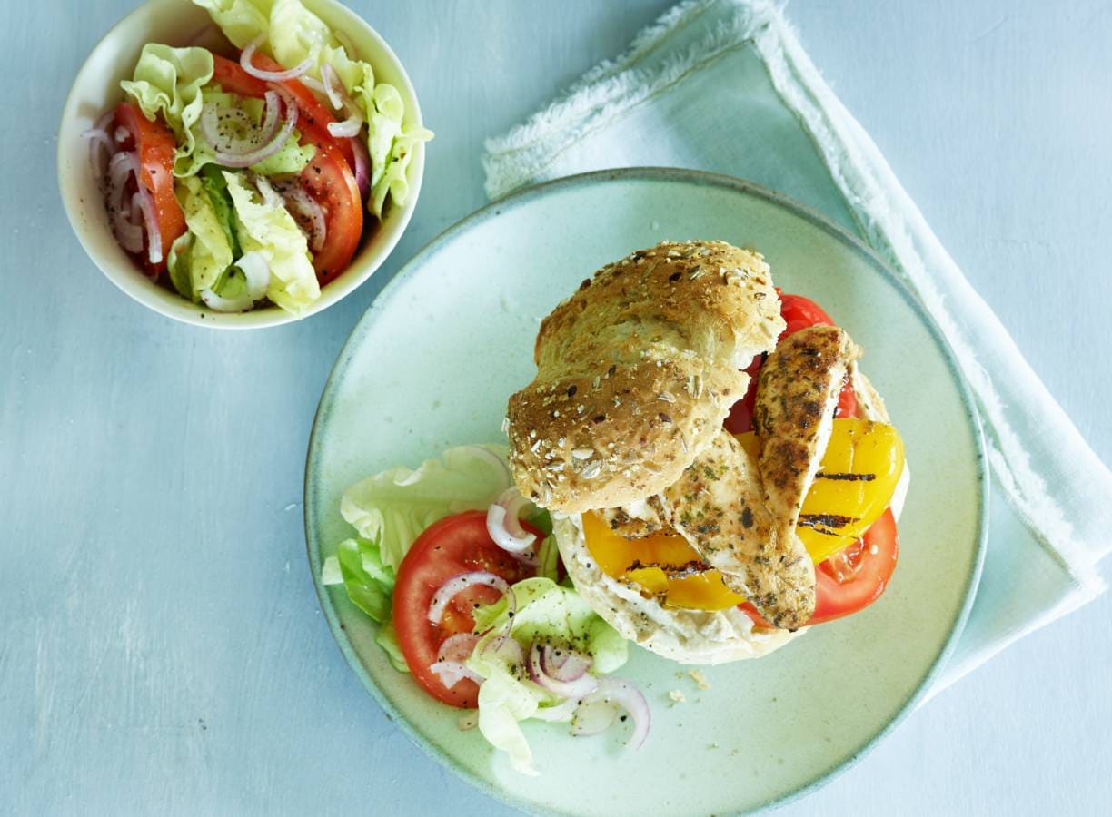 Broodje kip met paprika en hummus