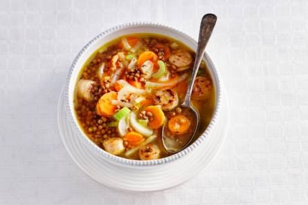Linzensoep met bleekselderij, wortel, ui en worst