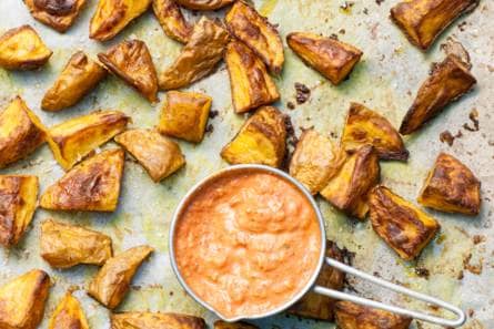 Ovenaardappelen met kurkuma en romesco