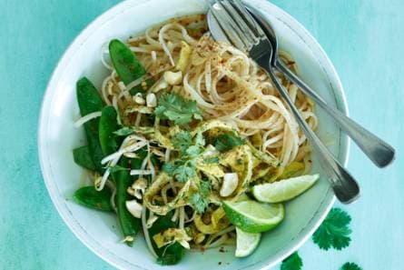 Pad thai met peultjes en omelet