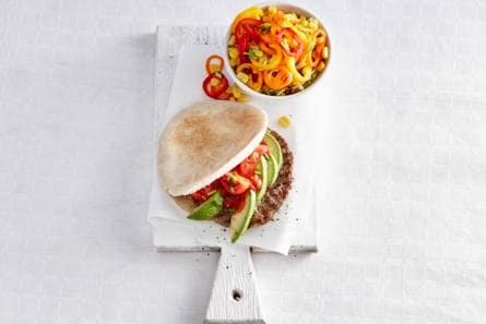 Pitaburger met avocado & mais-paprikasalade